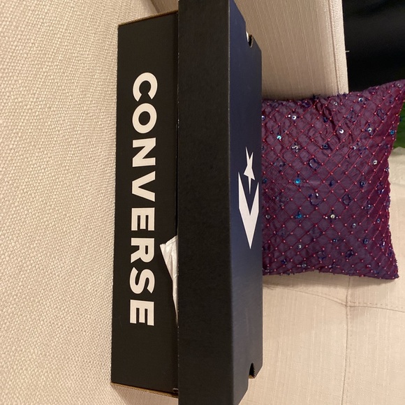 Super cute pink low top daisy Converse- never worn straight out of the box - Picture 5 of 6